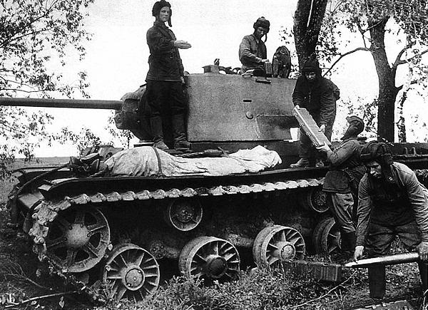 Иллюстрация к книге — Танк прорыва КВ. "Клим Ворошилов" [i_225.jpg]