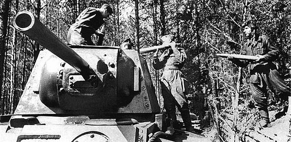 Иллюстрация к книге — Танк прорыва КВ. "Клим Ворошилов" [i_227.jpg]