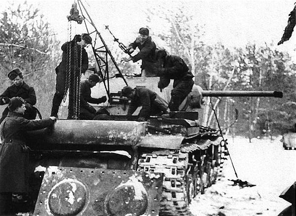 Иллюстрация к книге — Танк прорыва КВ. "Клим Ворошилов" [i_231.jpg]