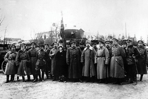 Иллюстрация к книге — Броня русской армии. Бронеавтомобили и бронепоезда в Первой мировой войне [i_207.jpg]