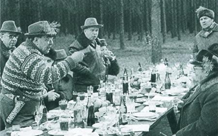 Иллюстрация к книге — Повседневная жизнь русского кабака от Ивана Грозного до Бориса Ельцина [img4a9e.jpg]