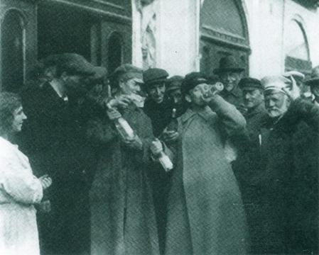 Иллюстрация к книге — Повседневная жизнь русского кабака от Ивана Грозного до Бориса Ельцина [imgd639.jpg]