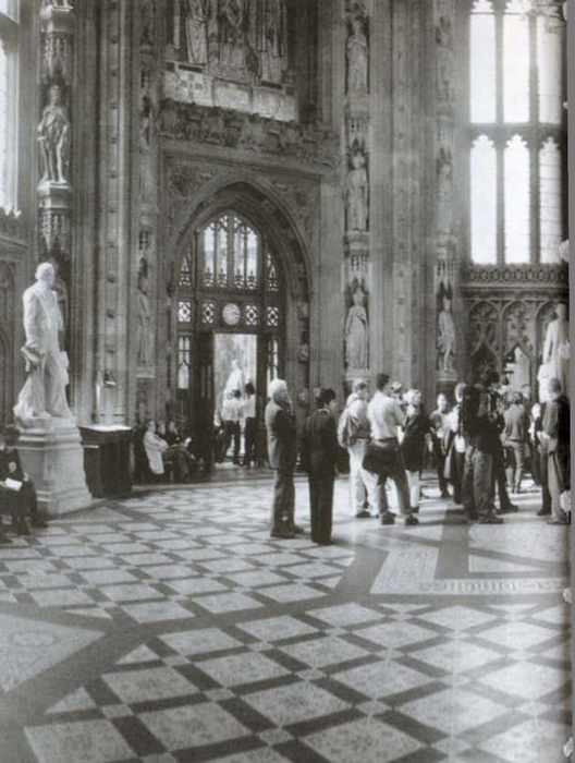 Иллюстрация к книге — Повседневная жизнь британского парламента [i_017.jpg]