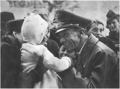 Иллюстрация к книге — Повседневная жизнь Берлина при Гитлере [i_011.jpg]