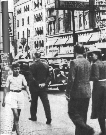 Иллюстрация к книге — Повседневная жизнь Берлина при Гитлере [i_022.jpg]