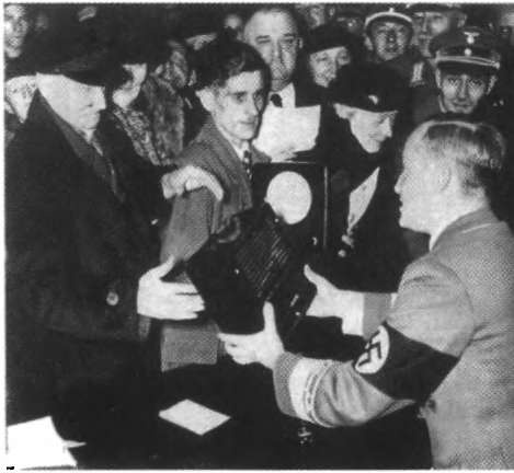 Иллюстрация к книге — Повседневная жизнь Берлина при Гитлере [i_041.jpg]