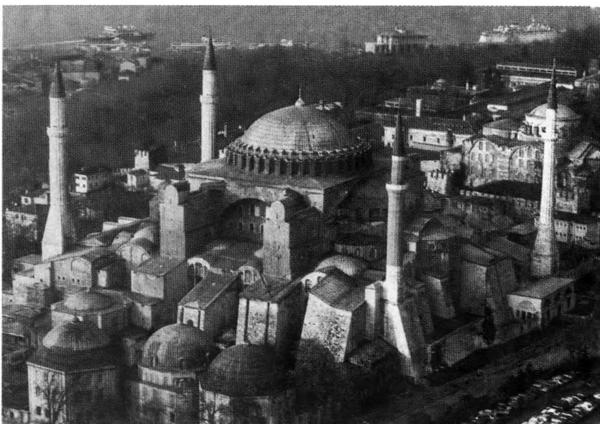 Иллюстрация к книге — Повседневная жизнь Стамбула в эпоху Сулеймана Великолепного [i_063.jpg]