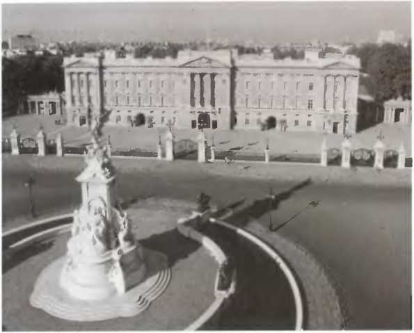 Иллюстрация к книге — Повседневная жизнь Букингемского дворца при Елизавете II [i_007.jpg]