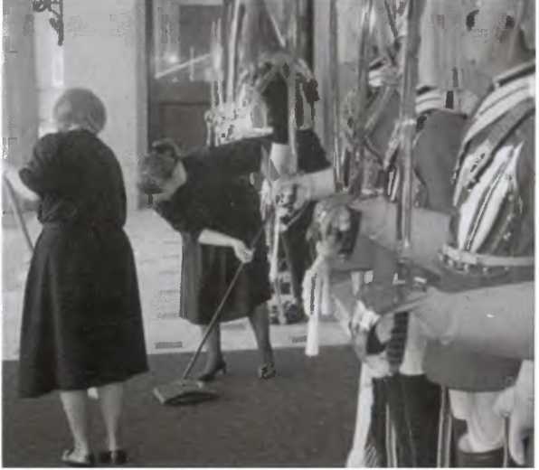 Иллюстрация к книге — Повседневная жизнь Букингемского дворца при Елизавете II [i_019.jpg]