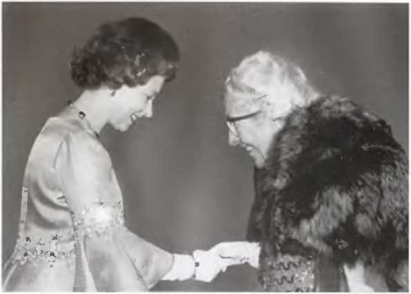 Иллюстрация к книге — Повседневная жизнь Букингемского дворца при Елизавете II [i_026.jpg]