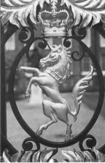 Иллюстрация к книге — Повседневная жизнь Букингемского дворца при Елизавете II [i_034.jpg]