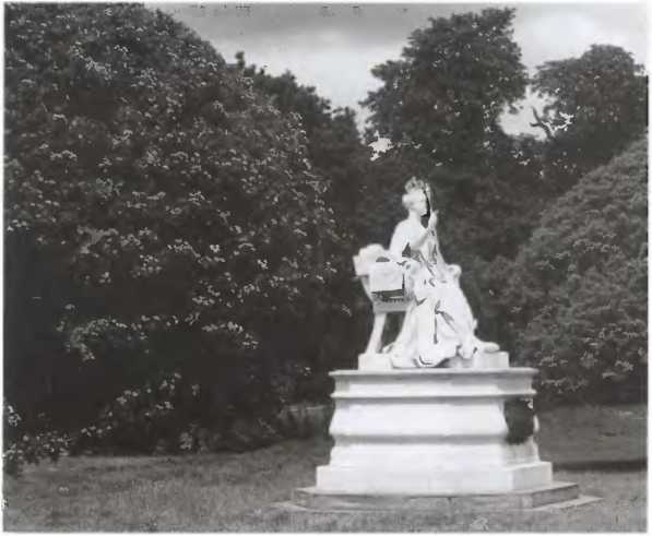 Иллюстрация к книге — Повседневная жизнь Букингемского дворца при Елизавете II [i_036.jpg]