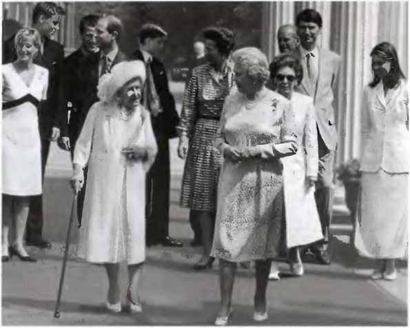 Иллюстрация к книге — Повседневная жизнь Букингемского дворца при Елизавете II [i_045.jpg]