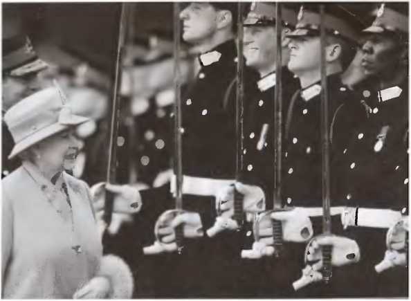 Иллюстрация к книге — Повседневная жизнь Букингемского дворца при Елизавете II [i_049.jpg]