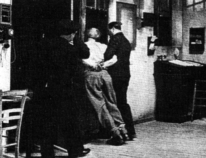 Иллюстрация к книге — Смертная казнь. История и виды высшей меры наказания от начала времен до наших дней [i_227.jpg]