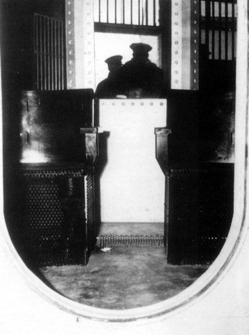 Иллюстрация к книге — Смертная казнь. История и виды высшей меры наказания от начала времен до наших дней [i_267.jpg]