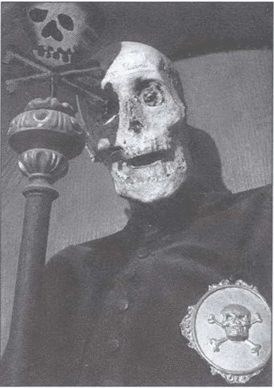 Иллюстрация к книге — Символ "мертвая голова" [i_009.jpg]