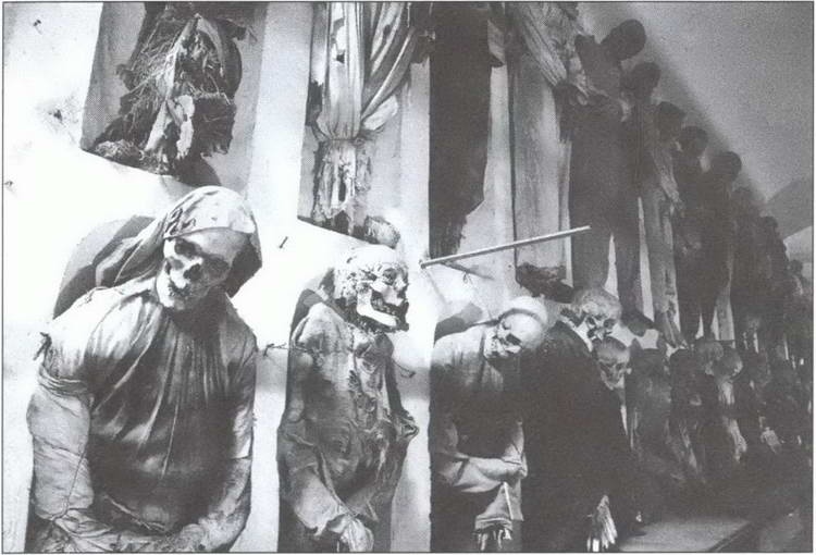 Иллюстрация к книге — Символ "мертвая голова" [i_010.jpg]