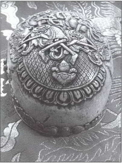 Иллюстрация к книге — Символ "мертвая голова" [i_020.jpg]