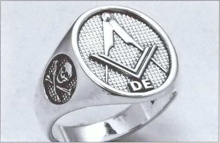 Иллюстрация к книге — Символ "мертвая голова" [i_021.jpg]