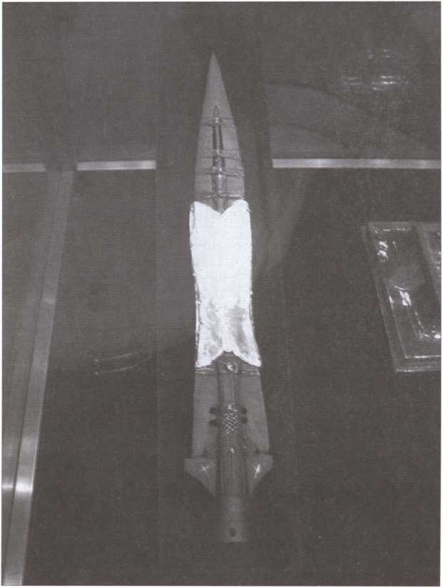 Иллюстрация к книге — Легендарное оружие древности [i_002.jpg]