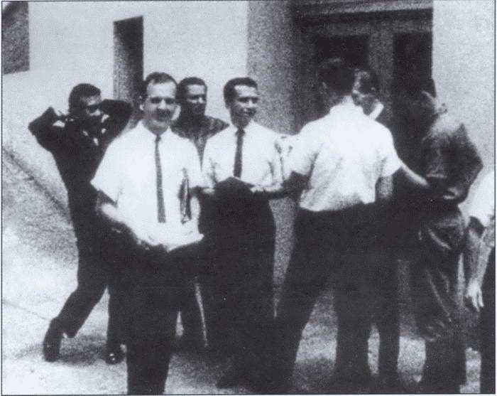 Иллюстрация к книге — Убийство президента Кеннеди. Ли Харви Освальд - убийца или жертва заговора? [i_013.jpg]