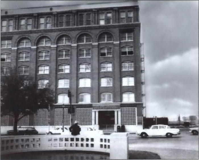 Иллюстрация к книге — Убийство президента Кеннеди. Ли Харви Освальд - убийца или жертва заговора? [i_024.jpg]