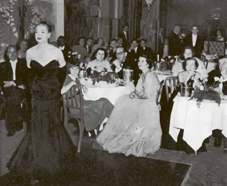 Иллюстрация к книге — Тайны парижских манекенщиц [i_063.jpg]