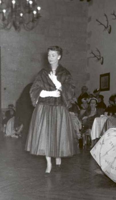 Иллюстрация к книге — Тайны парижских манекенщиц [i_105.jpg]