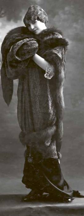 Иллюстрация к книге — Тайны парижских манекенщиц [i_120.jpg]