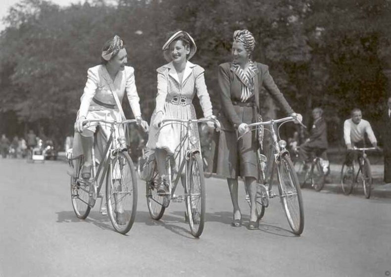 Иллюстрация к книге — Тайны парижских манекенщиц [i_126.jpg]