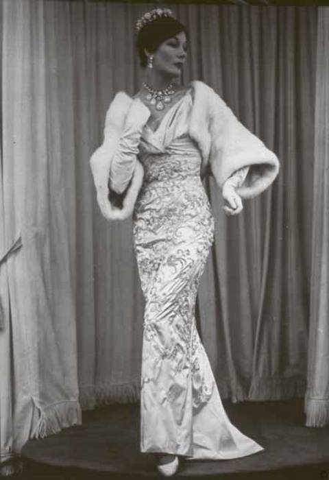 Иллюстрация к книге — Тайны парижских манекенщиц [i_133.jpg]