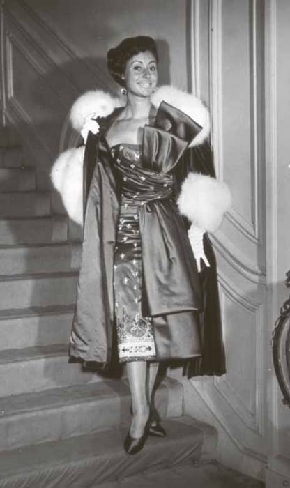 Иллюстрация к книге — Тайны парижских манекенщиц [i_140.jpg]