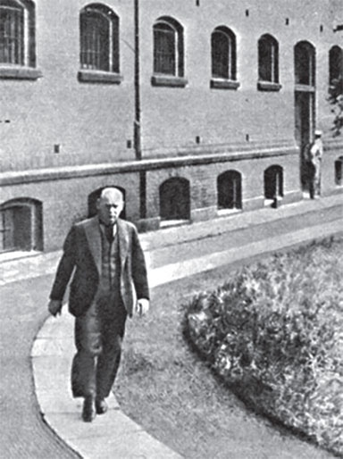 Иллюстрация к книге — Кровавый век [_158.jpg]