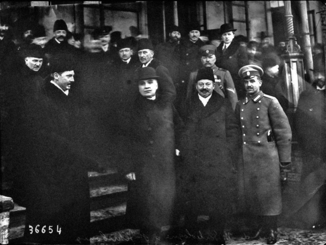 Иллюстрация к книге — Рок семьи Романовых. "Мы не хотим и не можем бежать..." [i_032.jpg]