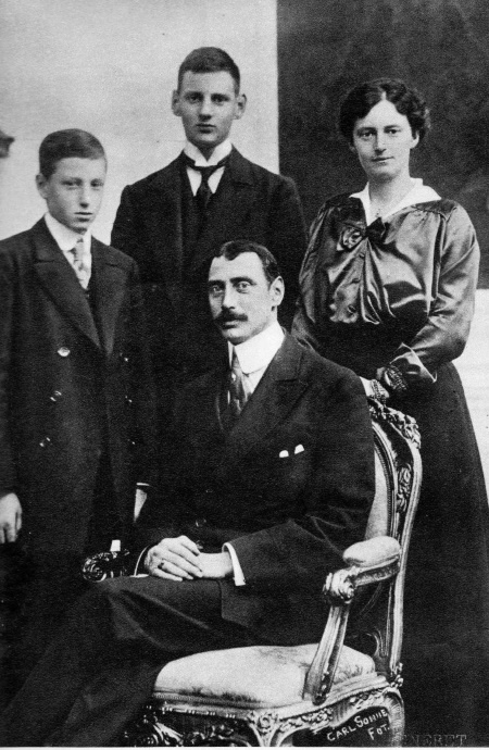 Иллюстрация к книге — Рок семьи Романовых. "Мы не хотим и не можем бежать..." [i_036.jpg]