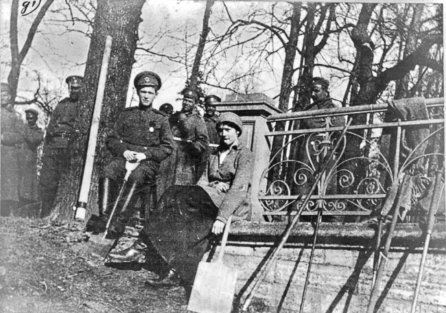 Иллюстрация к книге — Рок семьи Романовых. "Мы не хотим и не можем бежать..." [i_043.jpg]