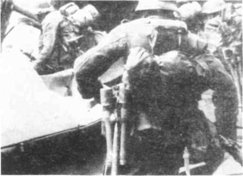 Иллюстрация к книге — Боевое снаряжение вермахта 1939-1945 гг. [any2fbimgloader45.jpg]