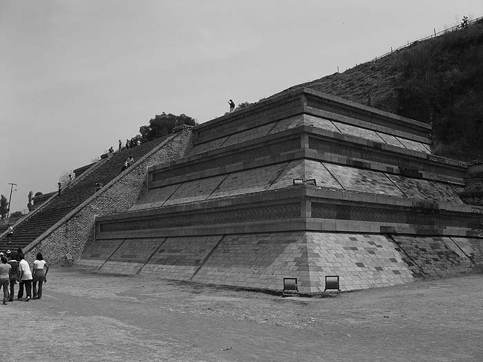 Иллюстрация к книге — Пирамиды. Загадки строительства и назначение [any2fbimgloader81.jpg]