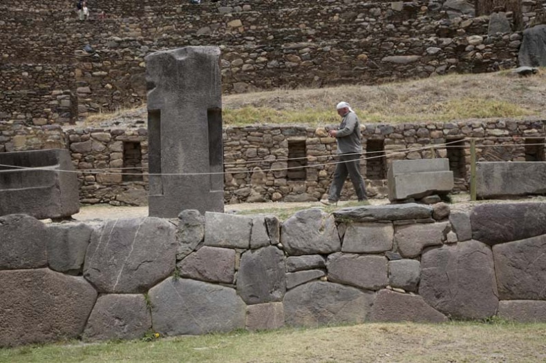 Иллюстрация к книге — Обитаемый остров Земля [i_018.jpg]