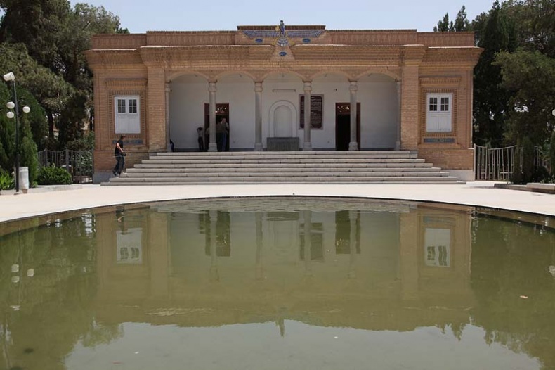 Иллюстрация к книге — Обитаемый остров Земля [i_243.jpg]