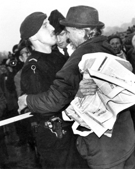 Иллюстрация к книге — Жертвы Черного Октября. 1993 [i_044.jpg]