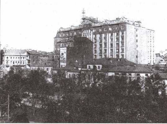 Иллюстрация к книге — Легенды московского застолья. Заметки о вкусной, не очень вкусной, здоровой и не совсем здоровой, но все равно удивительно интересной жизни [i_011.jpg]