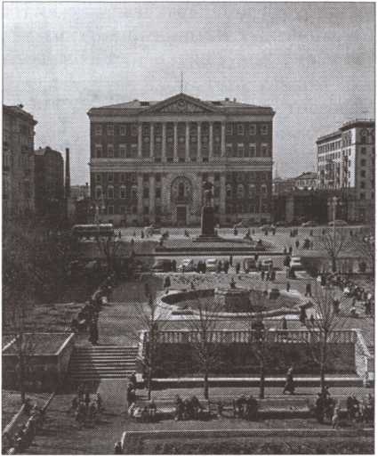 Иллюстрация к книге — Легенды московского застолья. Заметки о вкусной, не очень вкусной, здоровой и не совсем здоровой, но все равно удивительно интересной жизни [i_029.jpg]