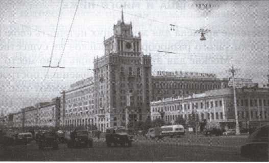 Иллюстрация к книге — Легенды московского застолья. Заметки о вкусной, не очень вкусной, здоровой и не совсем здоровой, но все равно удивительно интересной жизни [i_032.jpg]