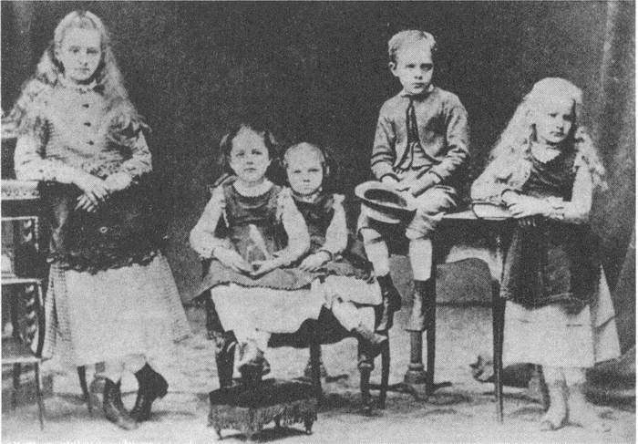 Иллюстрация к книге — Мария Кюри. Радиоактивность и элементы [i_003.jpg]