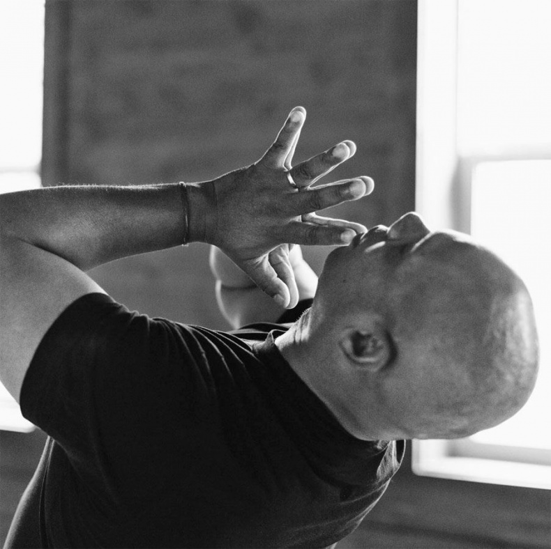 Иллюстрация к книге — Путь йога. 365 советов по развитию осознанности и сострадания в повседневной жизни [i_005.jpg]