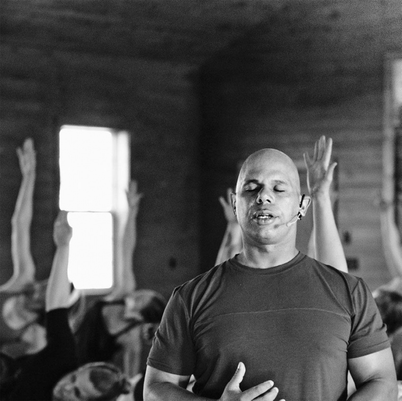 Иллюстрация к книге — Путь йога. 365 советов по развитию осознанности и сострадания в повседневной жизни [i_006.jpg]