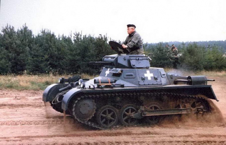 Иллюстрация к книге — Бронетанковая техника третьего рейха [img_243.jpg]