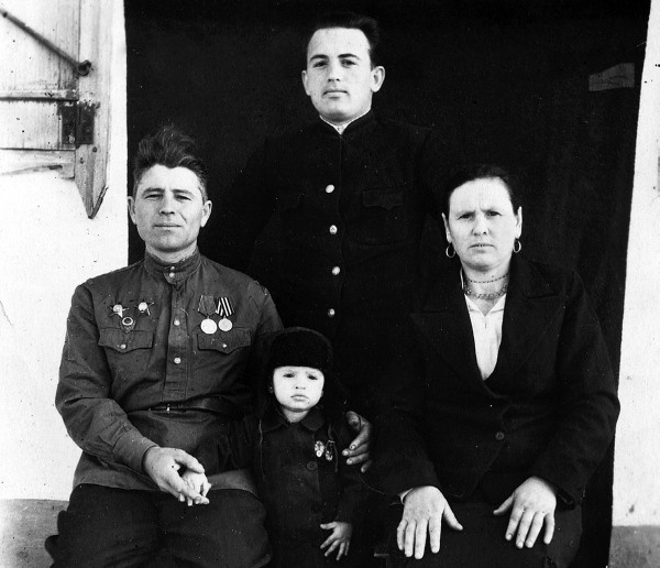 Иллюстрация к книге — Горбачев. Его жизнь и время [i_008.jpg]